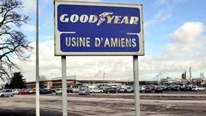Doi şefi ai Goodyear Franţa au fost luaţi ostatici de angajaţi, în contextul închiderii unei fabrici
