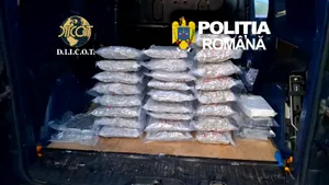Captură uriașă de droguri pe Autostrada A1. Canabis și cocaină ascunse într-o mașină, doi bărbați reținuți