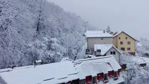 Vreme rece, ploi şi ninsori până mâine seară. Vântul va bate cu putere la munte viscolind zăpada/ UPDATE: Cod galben de ninsori la munte - VIDEO LIVE