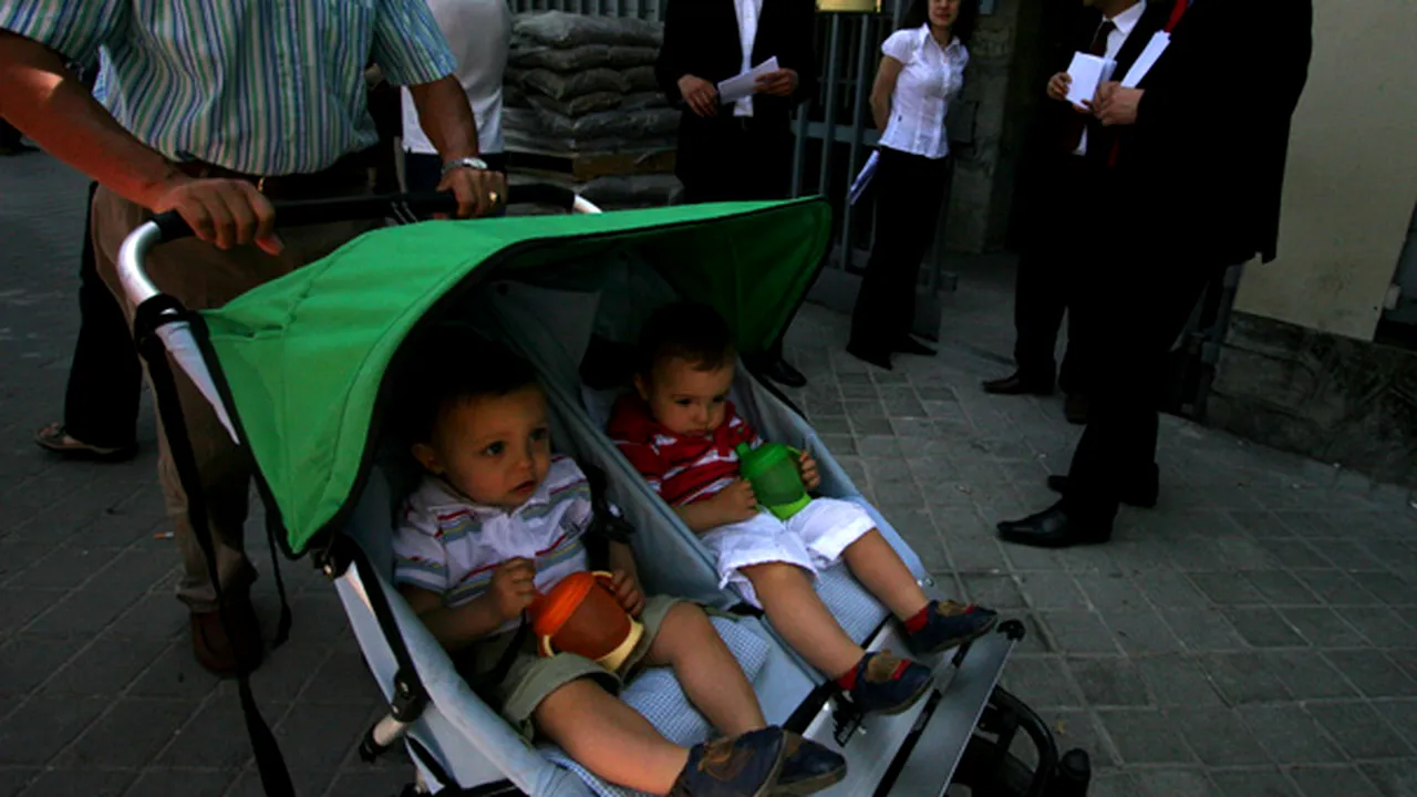 Senat: Taţii care au absolvit cursul de puericultură au 15 zile de concediu paternal în plus