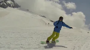 Andi Moisescu a aflat secretul tinereţii: snowboardul în plină vară - FOTO