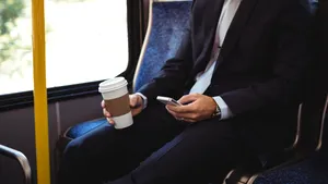 Amenzi de 100 de lire în Anglia pentru cei care ascultă muzică fără căști în autobuz