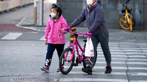 Locuitorii din Hong Kong încearcă să scape de carantină. 17 oameni au fost opriţi la graniţă