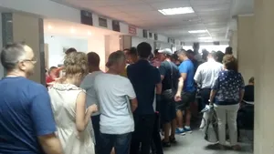 Cozi la Direcţia pentru Permise Conducere şi Înmatriculare Vehicule. Oamenii aşteaptă o oră la rând - FOTO/VIDEO
