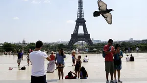 O artistă elveţiană a fost arestată după ce a făcut selfie-uri nud cu turiştii lângă Turnul Eiffel - FOTO