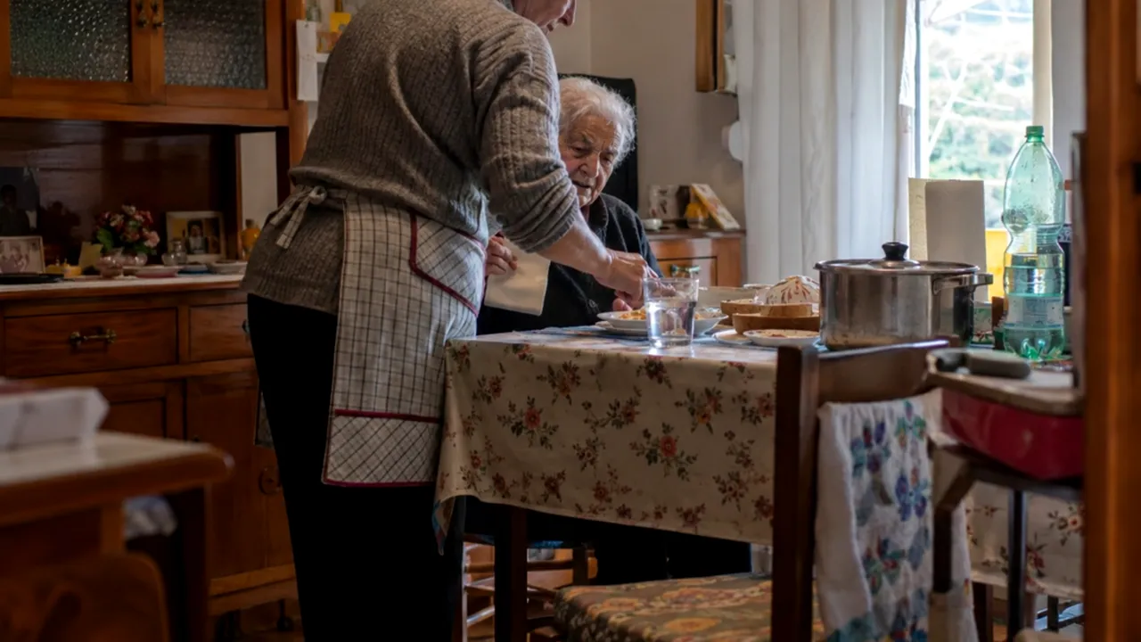 Lucrezi ca badantă în Italia? Cum verifici dacă angajatorul îți plătește contribuțiile și ce faci dacă lipsesc