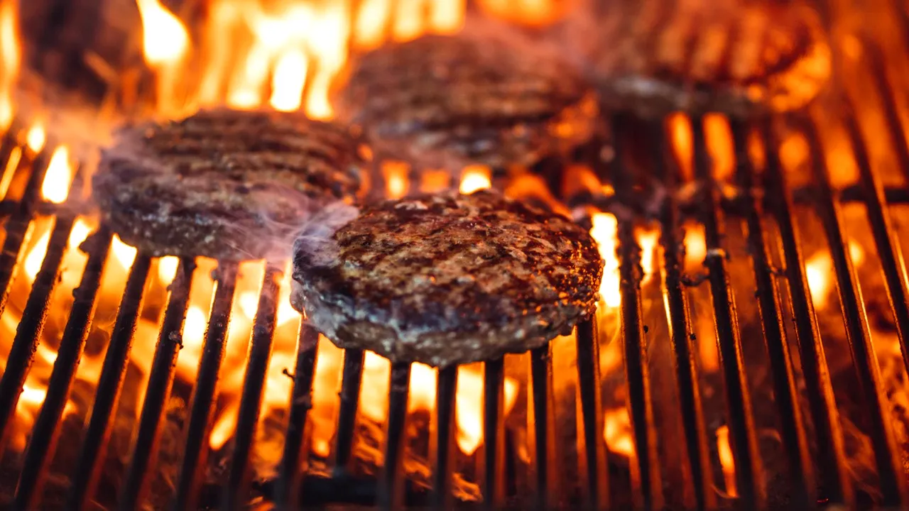 (P) Iată cum şi-a căpătat hamburgerul numele