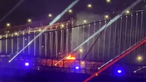 Incendiu pe Podul Brooklyn în timpul focului de artificii de 4 Iulie. Spectacolul a început mai devreme din cauza furtunilor