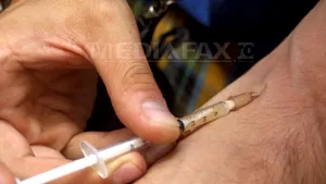 Un tânăr care şi-a injectat în vene substanţe etnobotanice, internat în stare gravă la spital