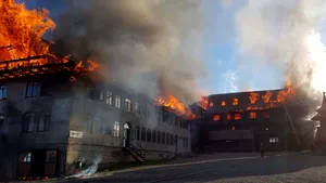 INCENDIU de proporţii la chiliile Mănăstirii Roşiori din Suceava, stins după patru ore | FOTO, VIDEO