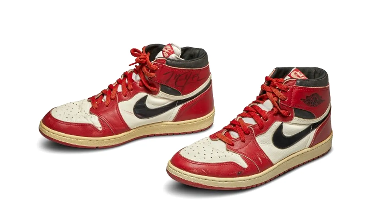 O pereche de pantofi sport purtaţi de Michael Jordan în 1985 s-a vândut cu 560.000 de dolari la o licitaţie

