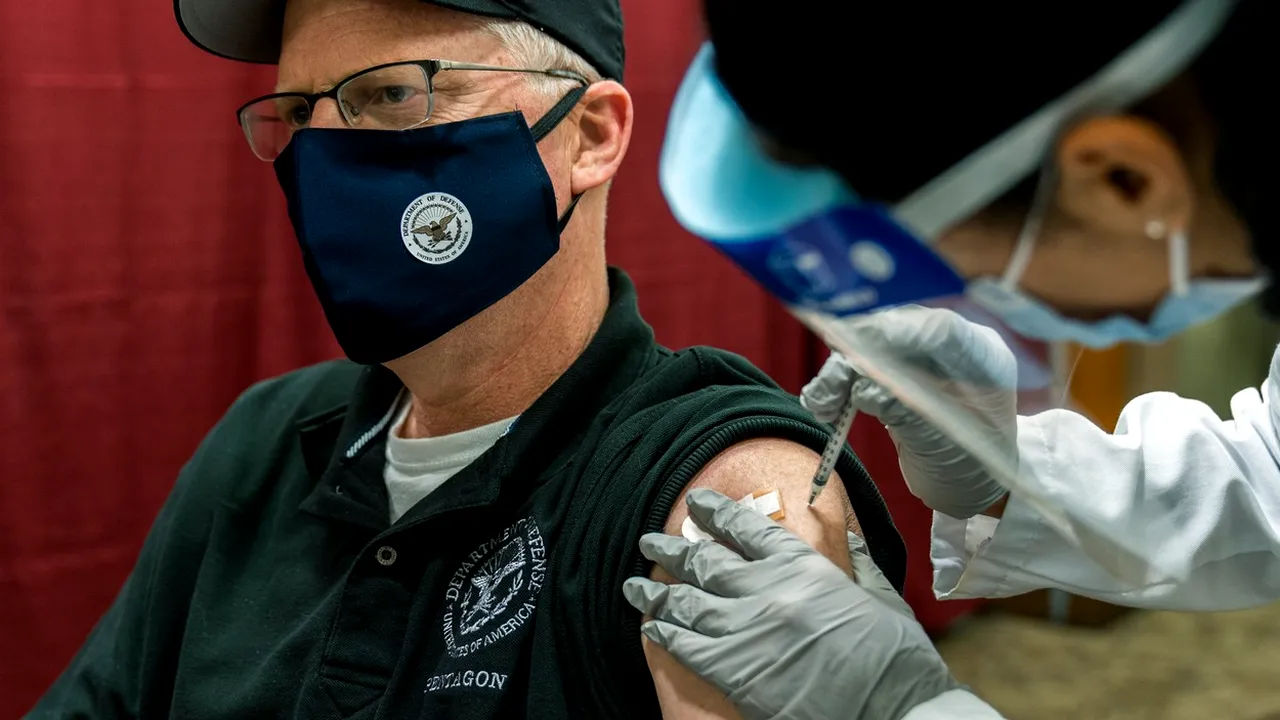 Şeful Pentagonului a fost printre primii americani vaccinaţi împotriva coronavirusului: 