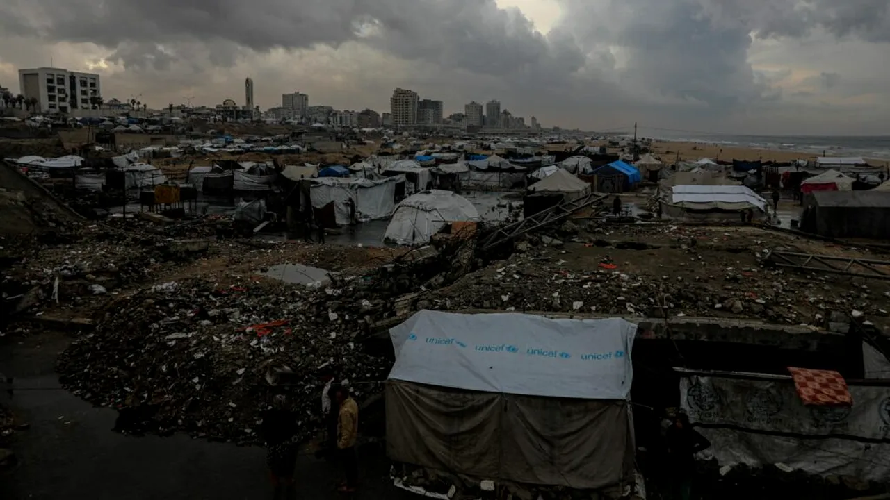 Israelul a atacat o zonă cu corturi de refugiu din Gaza: cinci adulți, dar și copii, morți în urma atacului