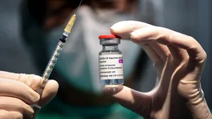 Trei norvegieni au suferit efecte secundare neobişnuite după ce au primit doza de vaccin AstraZeneca. Pentru ce simptome sunt trataţi