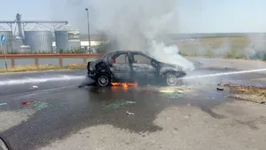 ACCIDENT GRAV în judeţul Tulcea: Trei persoane rănite grav după ce maşina în care se aflau s-a răsturnat şi a luat foc