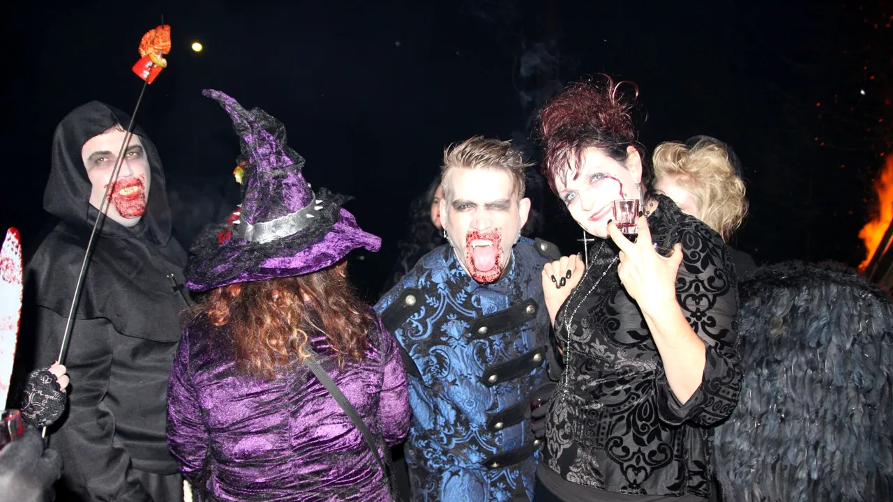 Zeci de turişti străini au sărbătorit Halloween la Castelul lui Dracula din Pasul Tihuţa - GALERIE FOTO