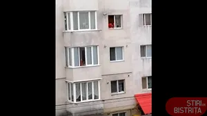 Doi vecini din Bistriţa, filmaţi cum se ceartă din balcon, dar păstrează distanţa: „Să nu mai ieşi din casă, broască râioasă. Pe scara asta io-s Dumnezeu” .VIDEO