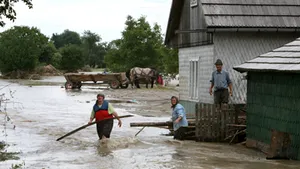 Sute de case şi zeci de hectare de teren, afectate de ploile căzute - VIDEO