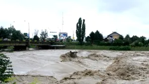 Vaslui: Risc de infiltraţii sau erodări în digul de pe Prut