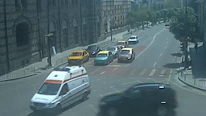 O ambulanţă care transporta un pacient s-a răsturnat într-o intersecţie din Râmnicu Vâlcea - VIDEO