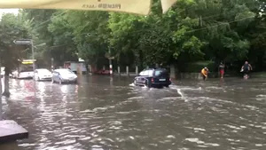 Centrul unui municipiu a fost inundat, iar mai multe maşini au fost avariate de un acoperiş smuls de vânt | VIDEO