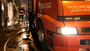 Incendiu violent în apropiere de Bucureşti: O persoană a fost transportată la spital | FOTO, VIDEO