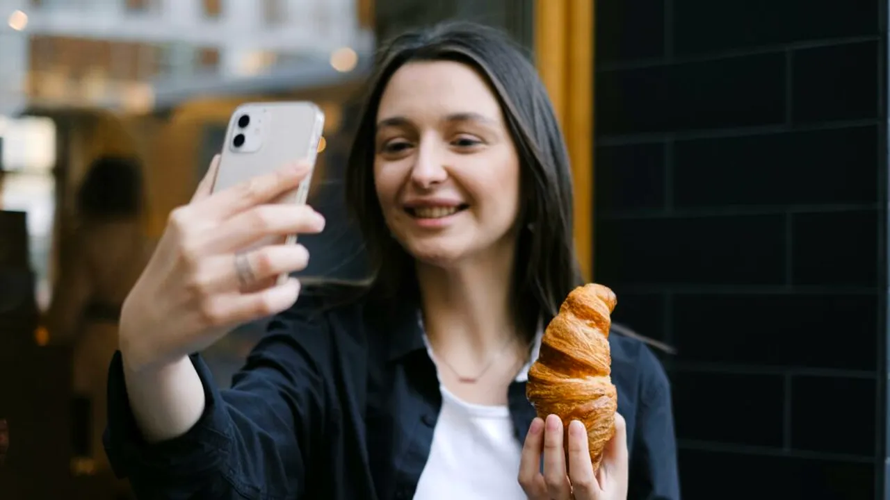 Relațiile emoționale cu chatboții AI devin un risc major, avertizează experții internaționali