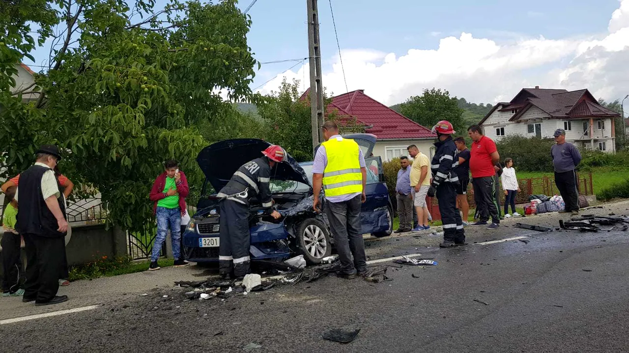 Accident între un microbuz şi două autoturisme, în Bistriţa. Patru dintre cele 16 persoane implicate sunt duse la spital | FOTO