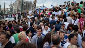 Sondaj Bloomberg: Grecii sunt divizaţi în mod egal în privinţa votului la referendum