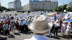 Peste 200 de pensionari au protestat la Guvern, nemulţumiţi de starea de sărăcie în care trăiesc - FOTO