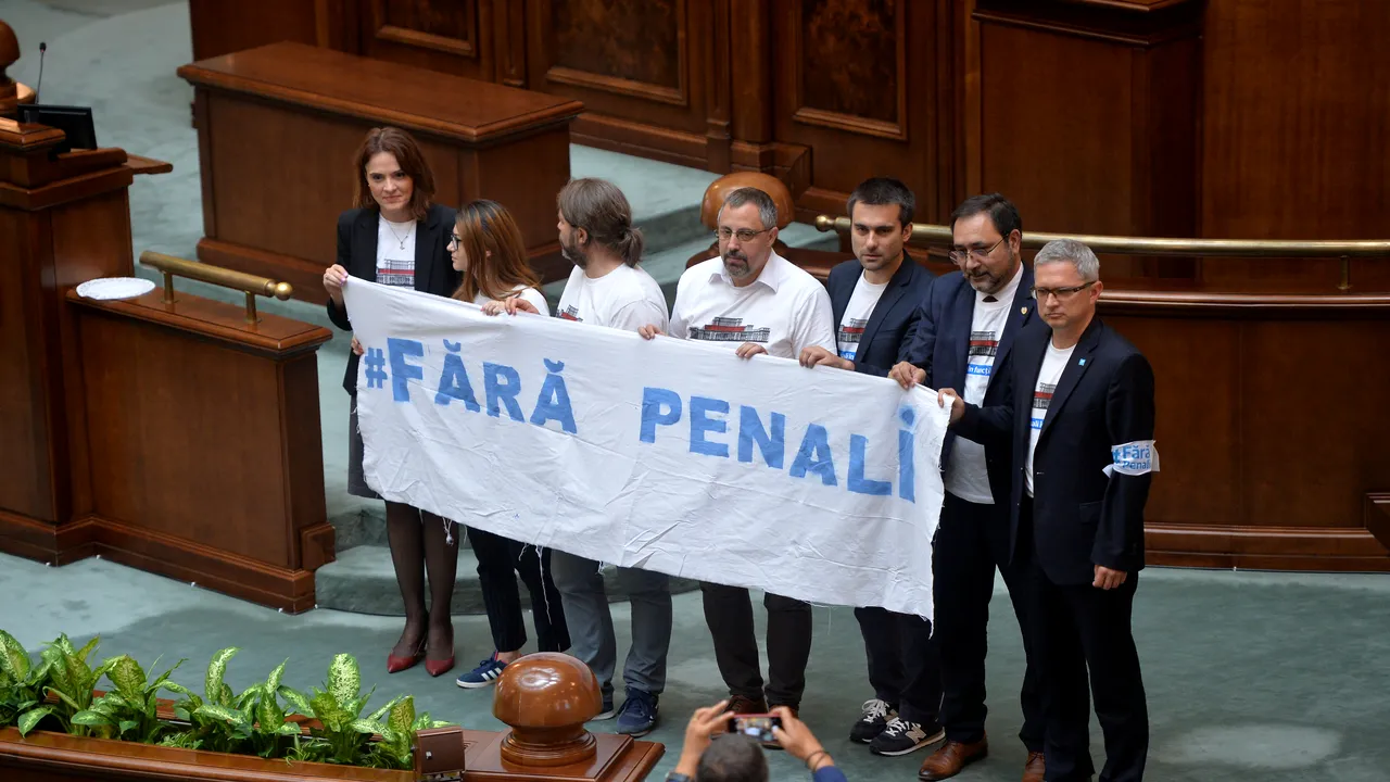 Modificările la CODUL Penal au trecut de Senat/ UDMR nu a votat abuzul în serviciu, în schimb a asigurat cvorumul de şedinţă/ Banner al opoziţiei: 
