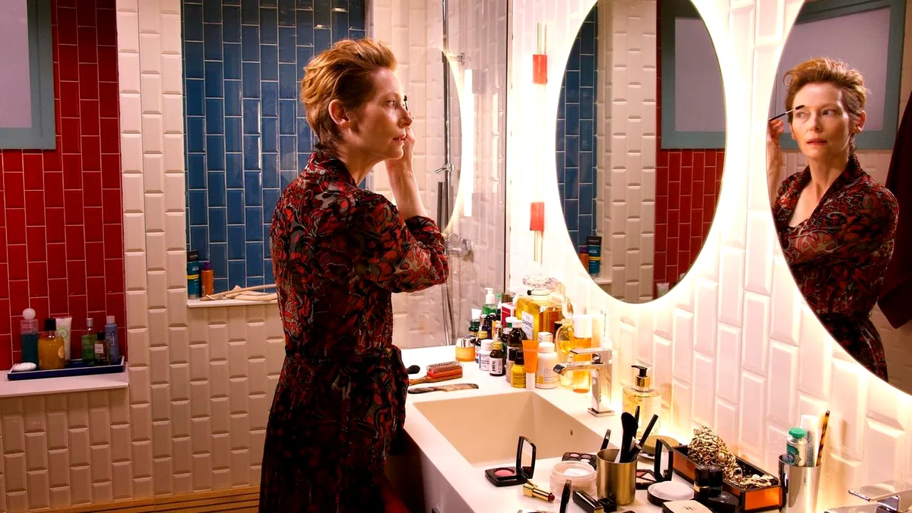 The Human Voice, noul film al lui Almodovar îţi arată cum se poate face cinema în izolare