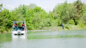 O ambarcaţiune 100% electrică, proiectată să cureţe apele de gunoaie, a fost lansată pe un lac din România