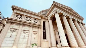 Atac la Ateneul Român. Monumentul care a ieşit cu bine din incendii şi bombardamente nu scapă de graffiti tag