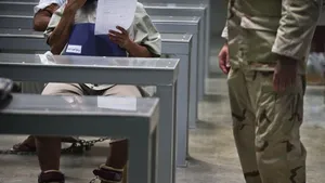 Deţinuţii de la Guantanamo dau la o parte Coranul pentru romanul erotic 