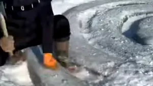 Inedit. Un bărbat creează un şarpe gigant din gheaţă VIDEO