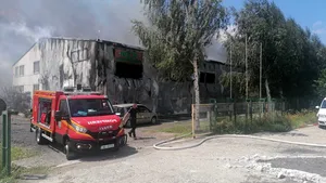 Incendiu la o fabrică de prelucrare a furnirului, în Brăila: un mort, 12 oameni evacuaţi. Circulaţia în zonă, oprită pe ambele sensuri