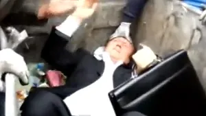 Un deputat ucrainean a fost aruncat de protestatari într-un tomberon plin cu gunoi - VIDEO