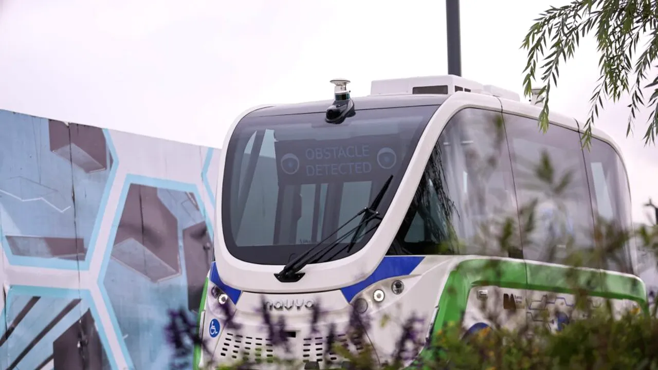 Autobuz fără șofer lovit de tramvai chiar în ziua testării cu pasageri la bord, în Suedia