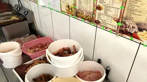 FOTO, VIDEO | Sute de kilograme de carne fără elemente de identificare şi mizerie au fost găsite într-un restaurant de pe litoral