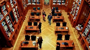Românii merg la bibliotecă tot mai des. Care sunt principalele motive pentru care aceştia vizitează bibliotecile