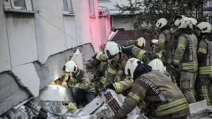 O clădire cu șapte etaje s-a prăbușit parțial în Istanbul. Șapte persoane, între care un copil, sunt prinse sub dărâmături