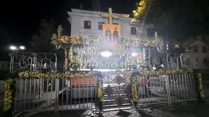 Galerie FOTO-VIDEO. Racla cu moaştele Sf. Parascheva a fost scoasă din Mitropolie. Urmează pelerinajul