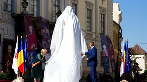 Un bărbat a aruncat cu vopsea pe statuia lui Brukenthal din Sibiu