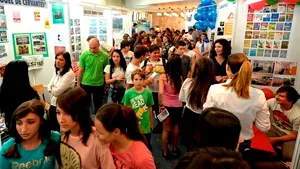 REPORTAJ: Liceele Capitalei se întrec în oferte la târgul educaţional, de la pregătirea ca sudor la studiul în limba japoneză - FOTO