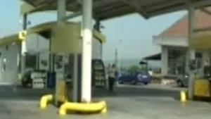 Hunedoara: Un individ înarmat cu o sabie a jefuit o benzinărie - VIDEO