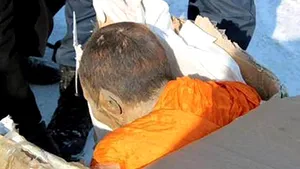 Un călugăr mumificat nu ar fi mort, ci într-o stare de meditaţie profundă, susţine un savant budist - FOTO