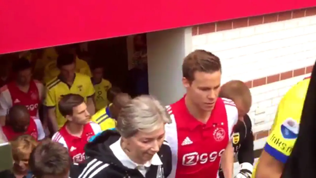 Jucătorii de la Ajax au ieşit pe teren alături de mamele lor înaintea meciului cu SC Cambuur - VIDEO