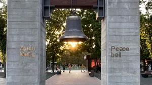 Clopotul Păcii din Mariupol, Ucraina, condamnat la tăcere. Însă, Maria Dolens, cel mai mare clopot din lume bate, în semn de solidaritate cu ucrainienii