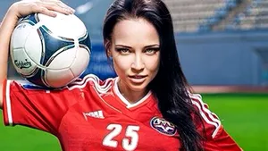 Cum a salvat una dintre cel mai dorite modele Playboy o echipa de fotbal de la faliment - FOTO